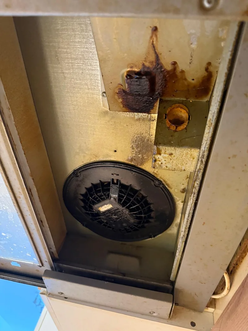 Grasa acumulada alrededor del ventilador de una campana extractora