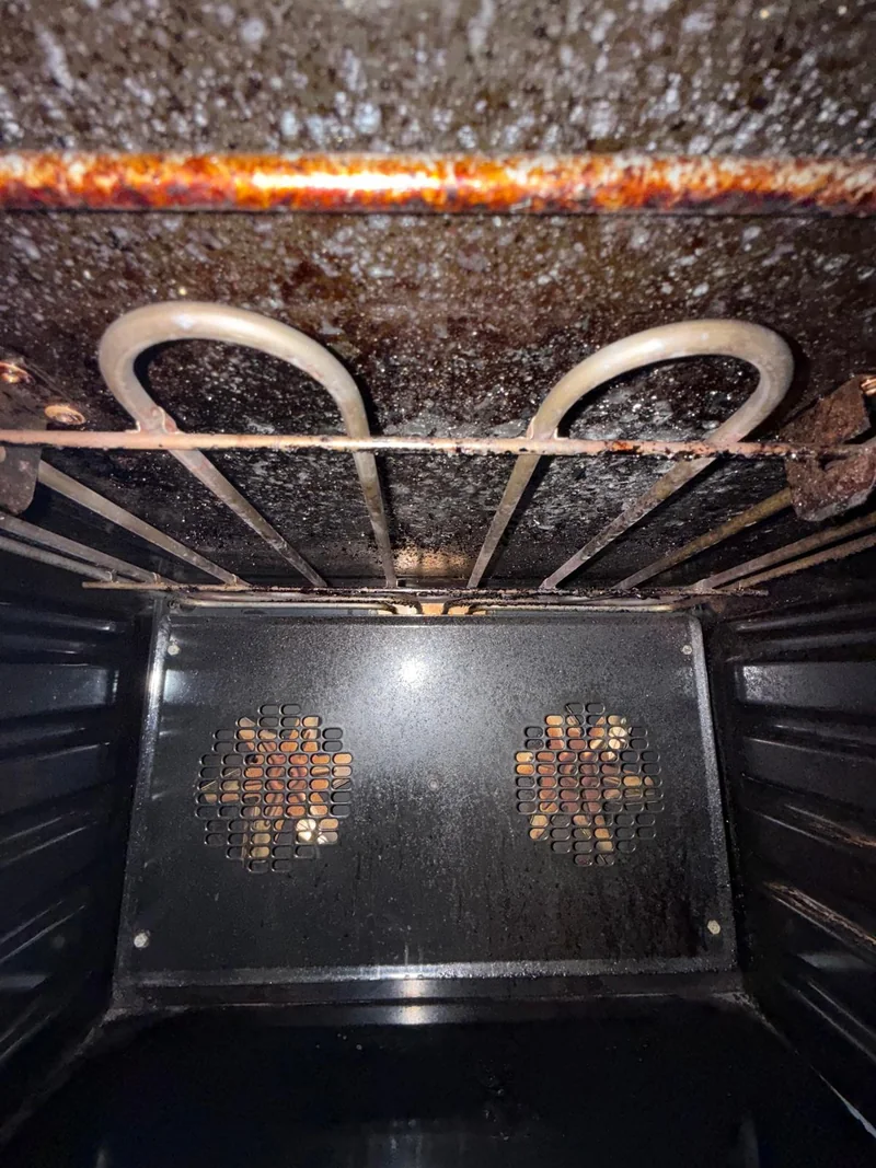 Grasa acumulada en el interior y las resistencias de un horno
