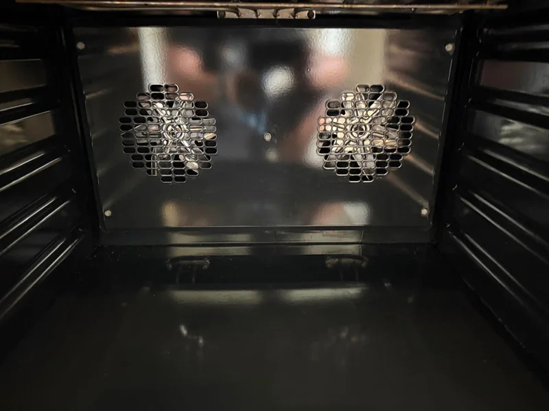 Interior del horno después de la limpieza, con sus dos ventiladores visibles