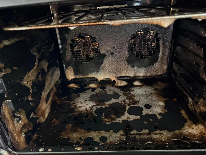 Producto de limpieza aplicado en el interior del horno