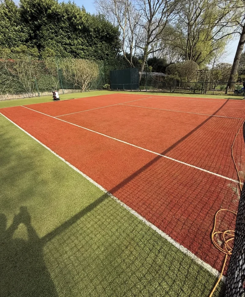 Aspecto de la pista de tenis tras la limpieza